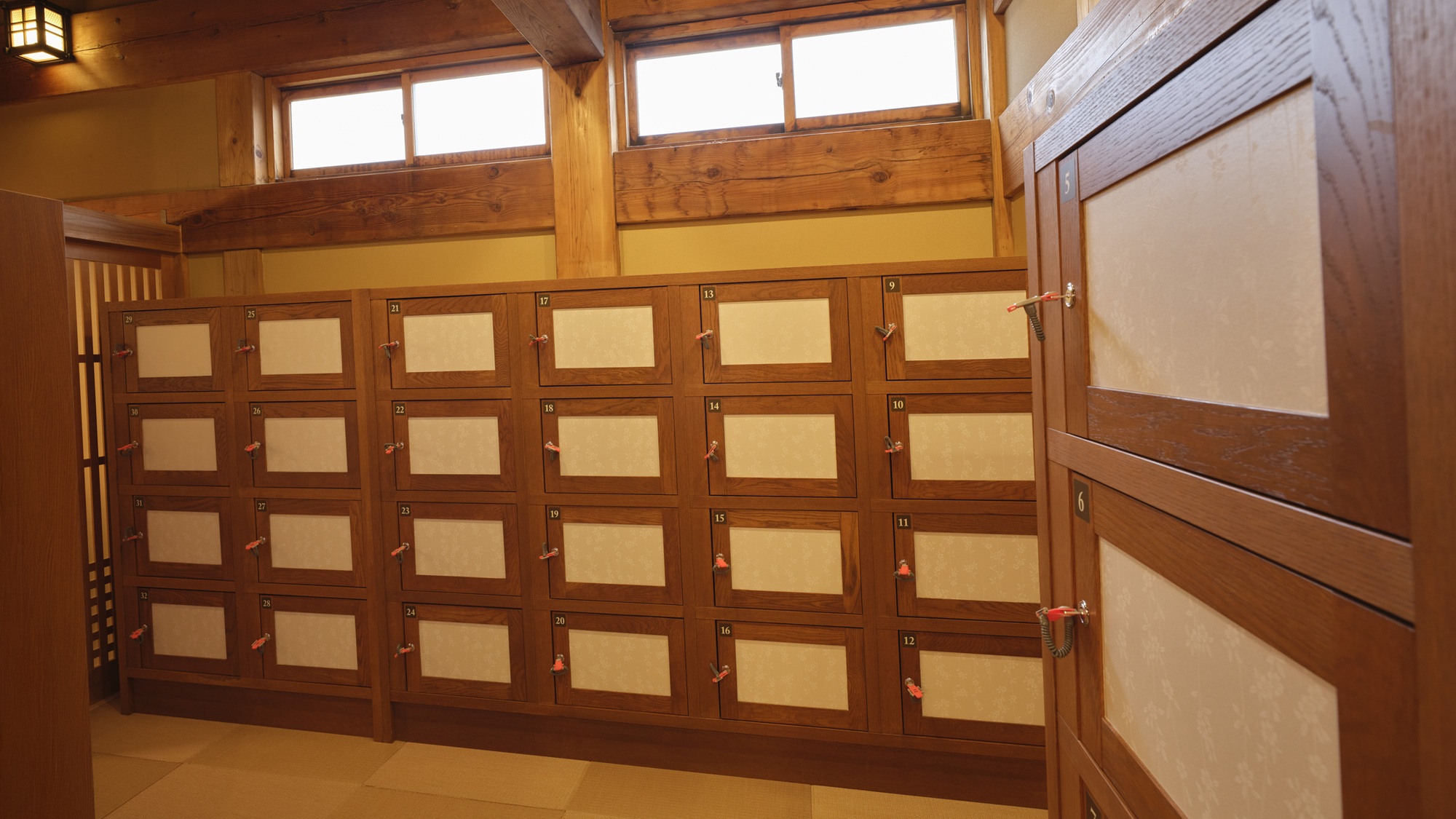 【女性用大浴場：脱衣所ロッカー】