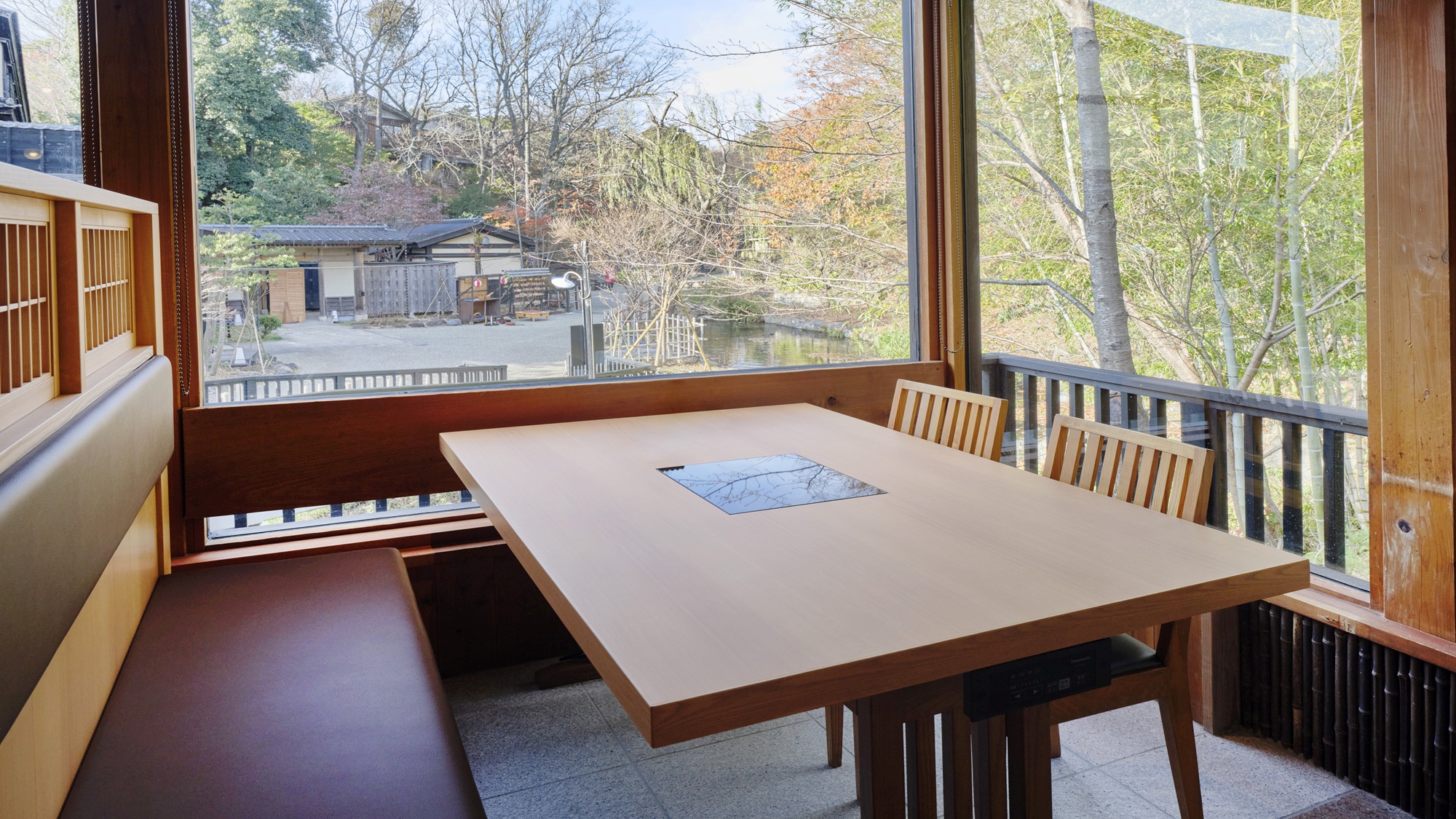 【お食事処：海つばき】4名様用食事席