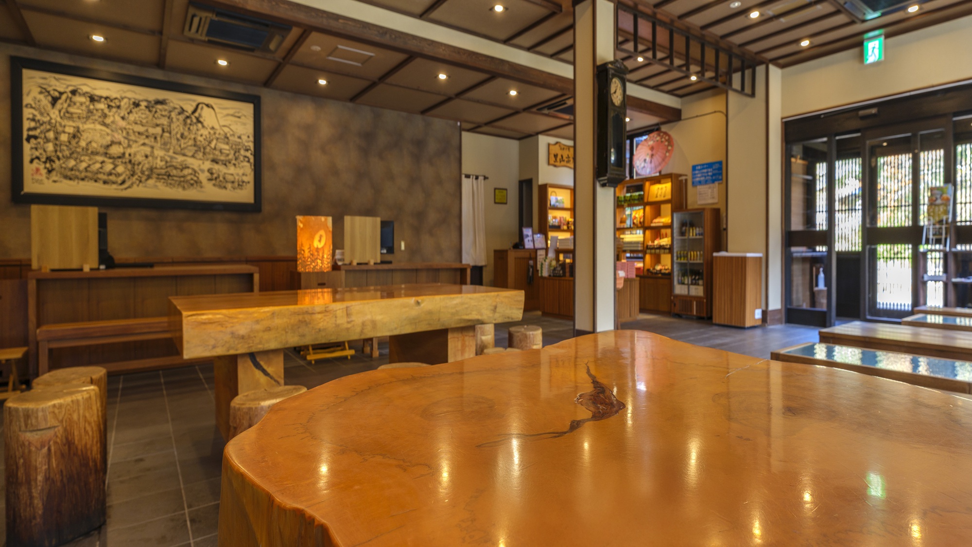 【帳場】大きな一枚板のテーブル