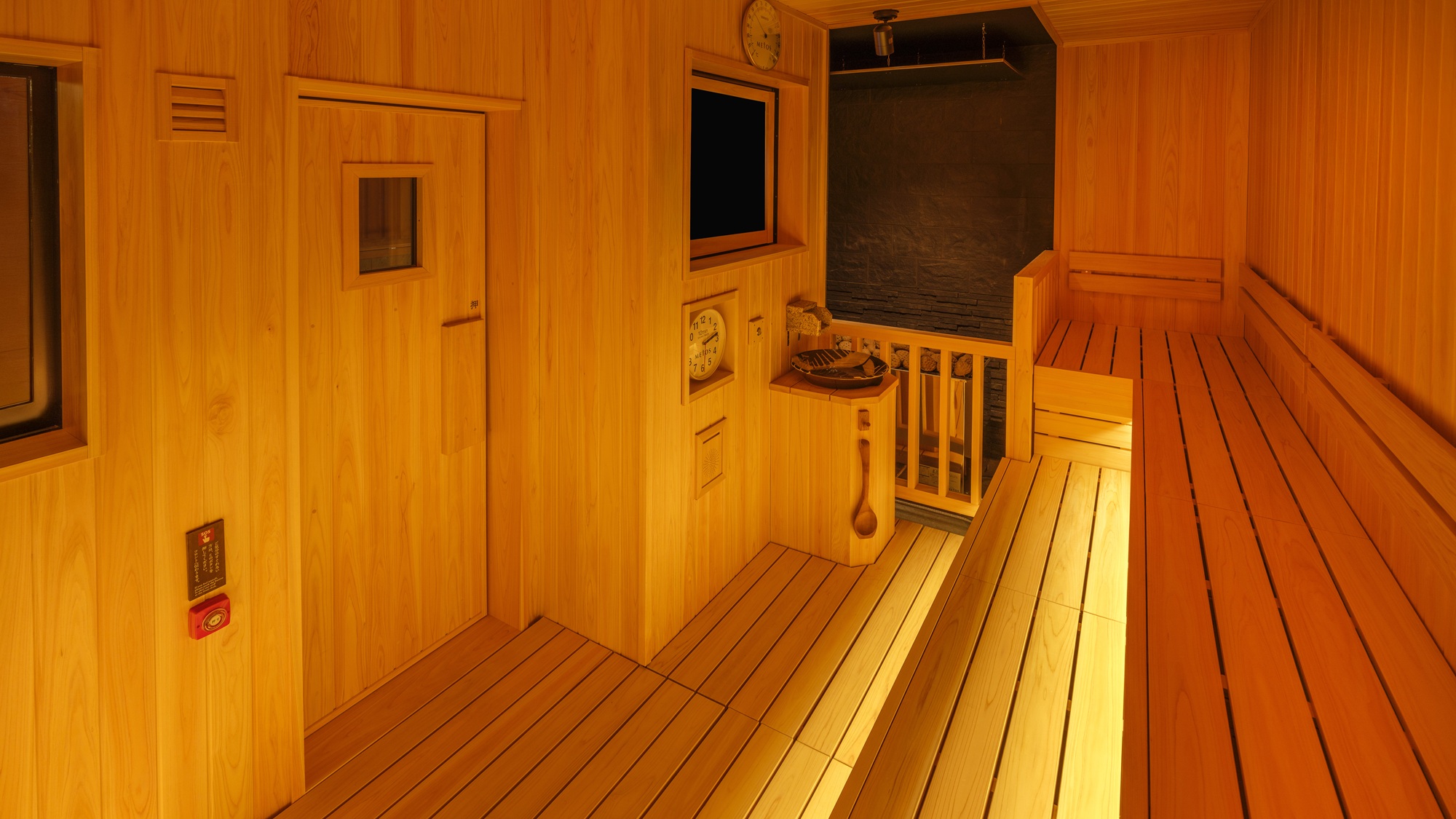 【大浴場：サウナ】10名が入れるほどの大きさ