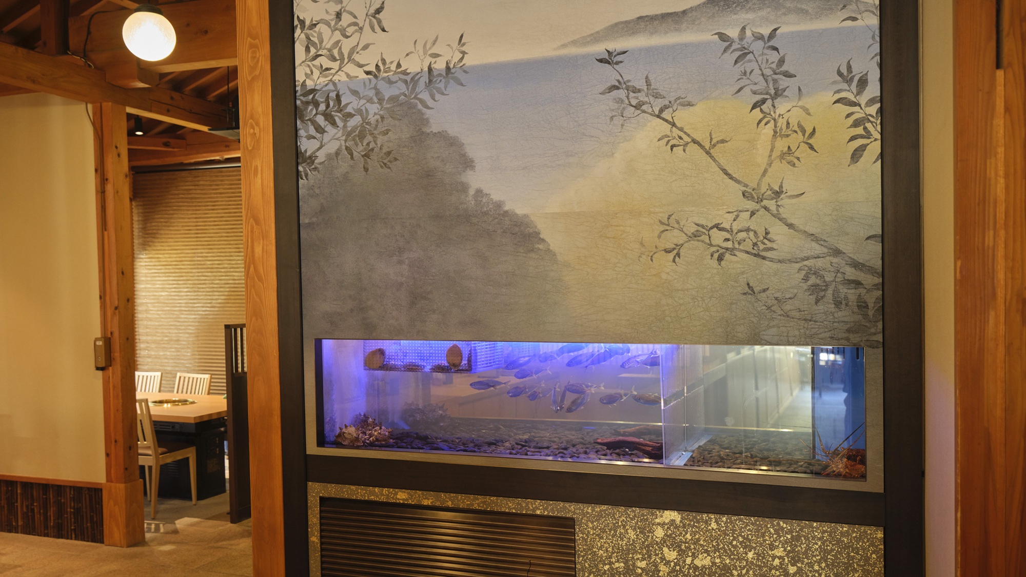 【お食事処：入口水槽】新鮮な魚介類が皆様をお待ちしております。