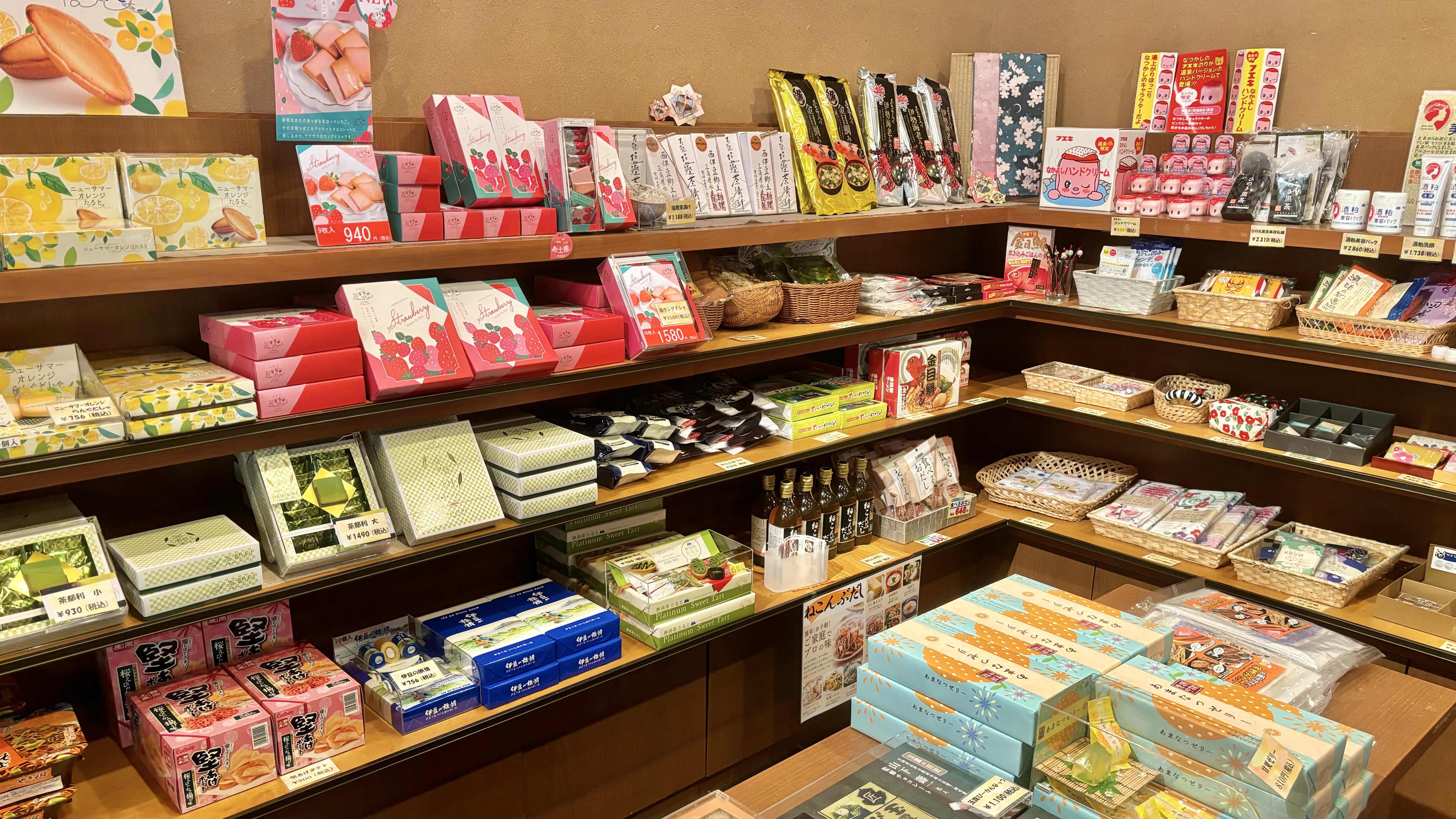【売店 里山商店】伊豆の名産品を数多く取り揃えております。