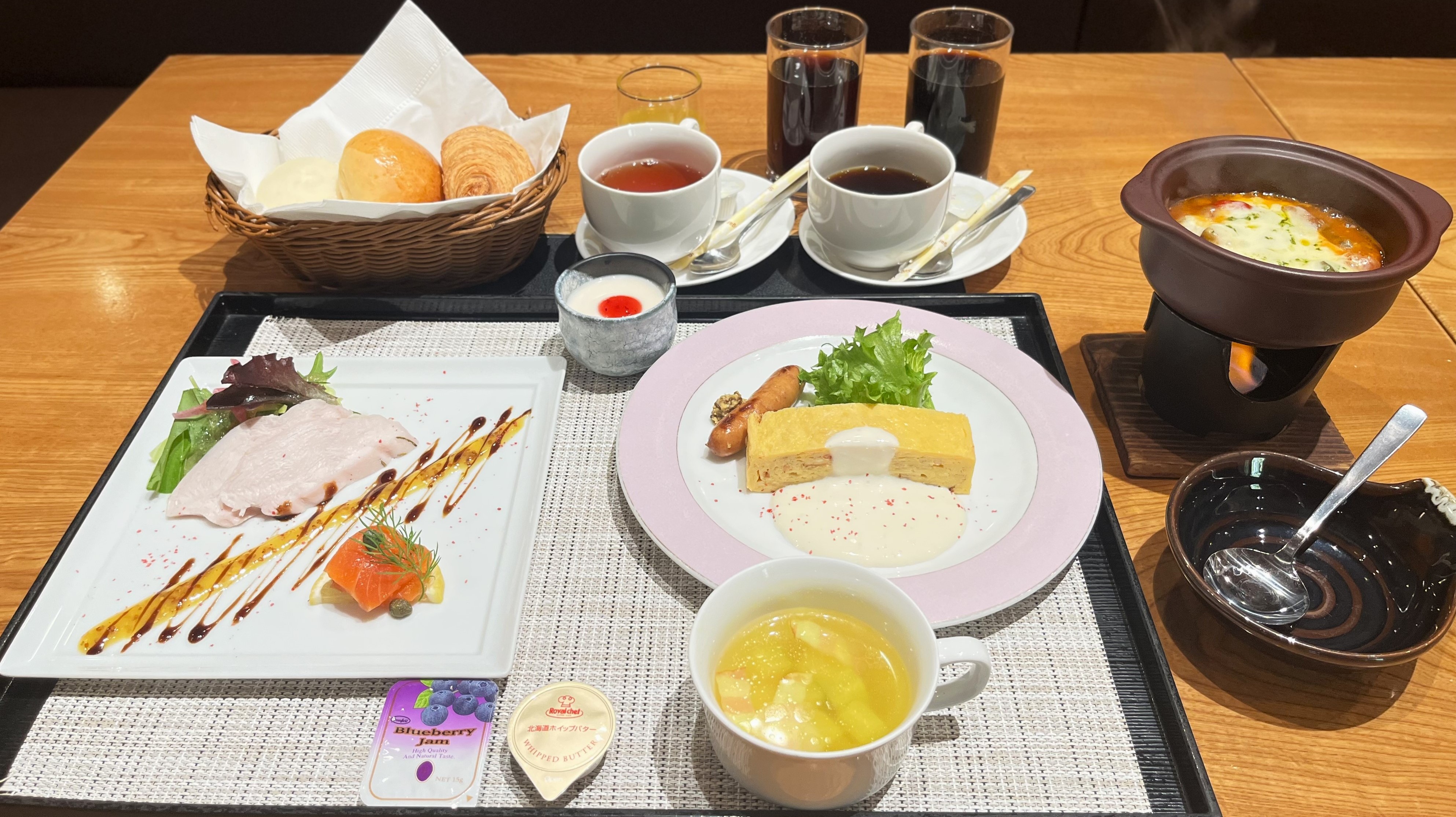 【朝食 洋食】温かいパンと小鉢をご用意
