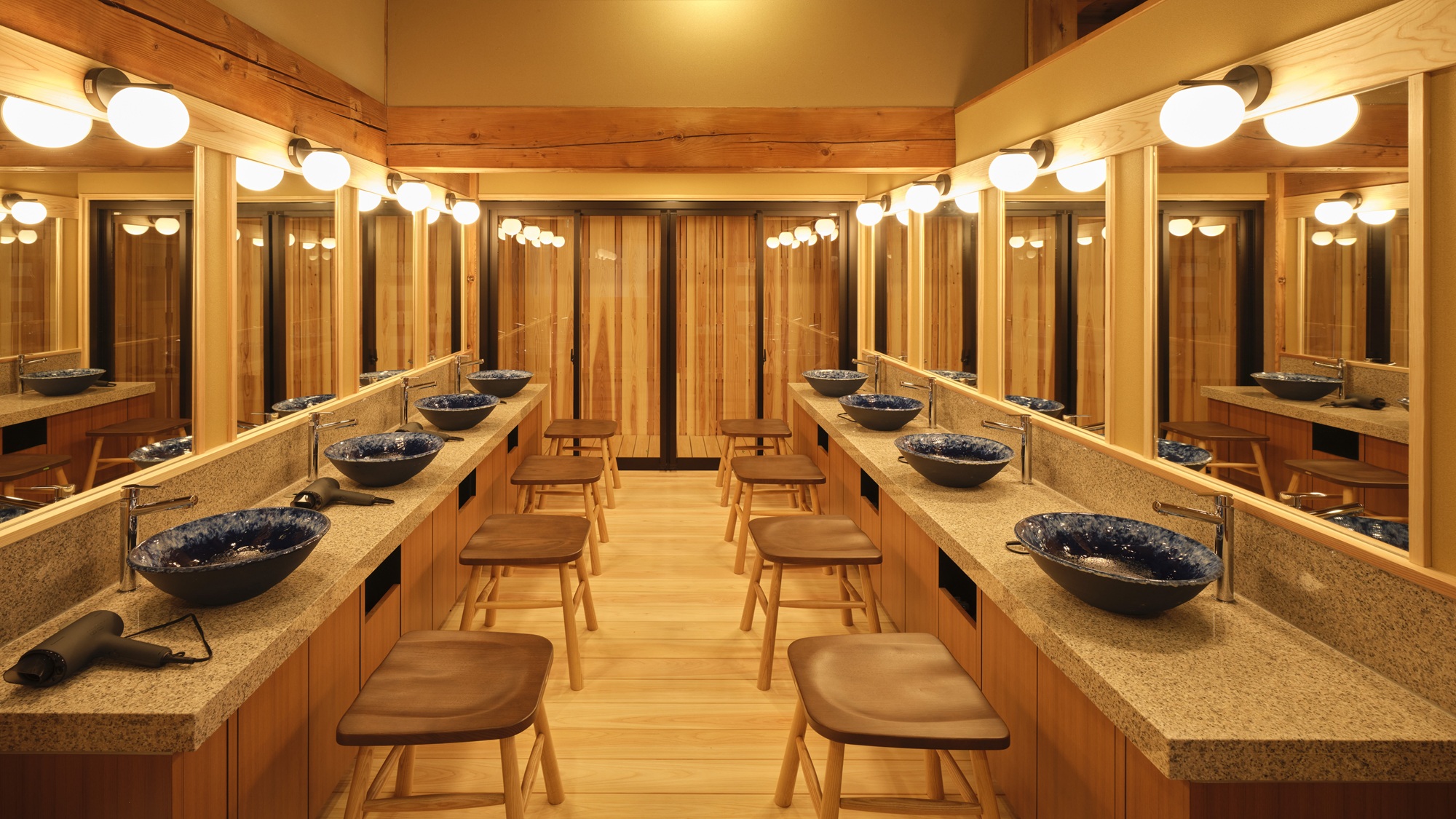 【女性用大浴場：洗面化粧台】