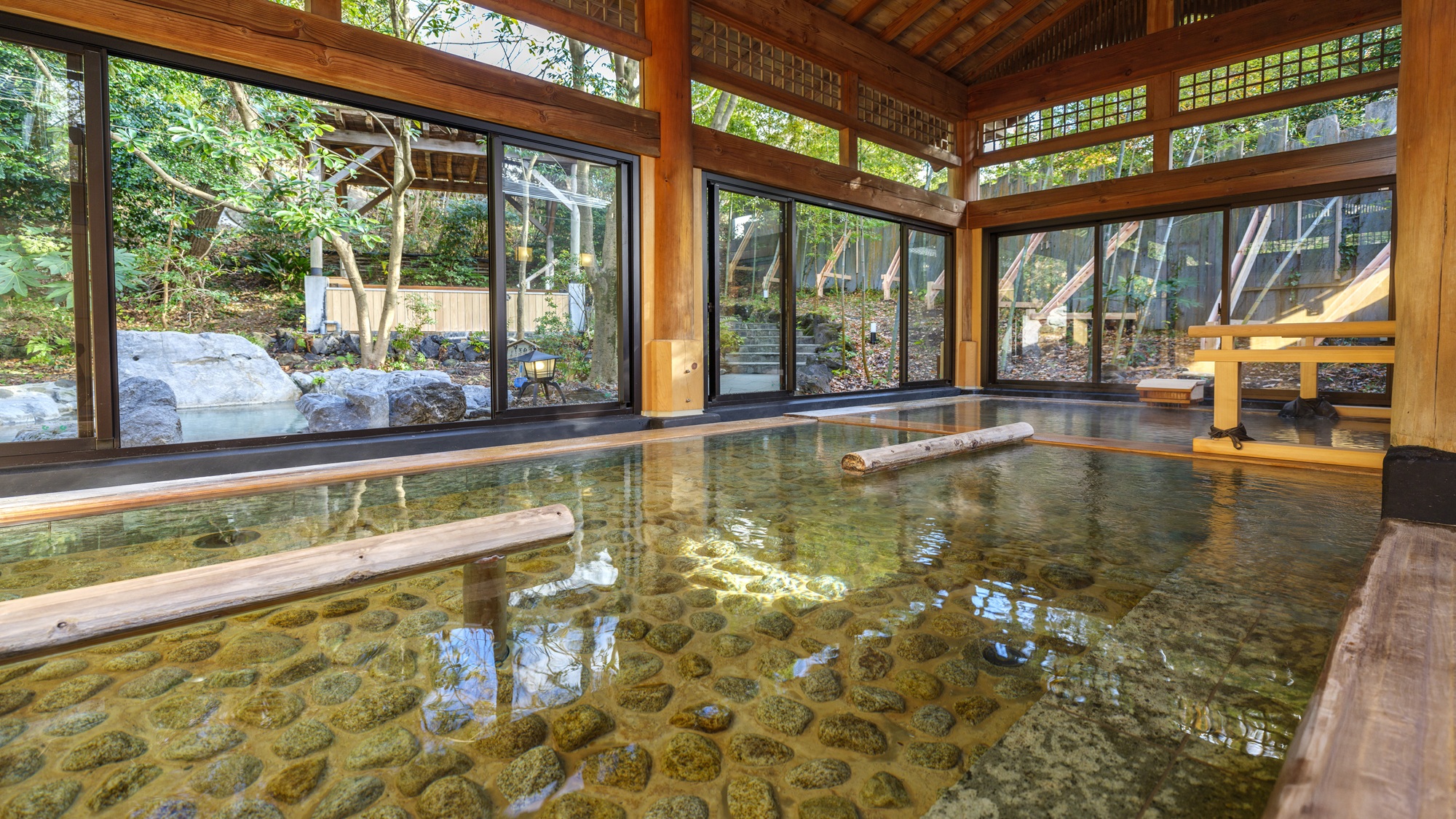 【大浴場：内湯】心地良い開放感のある内湯