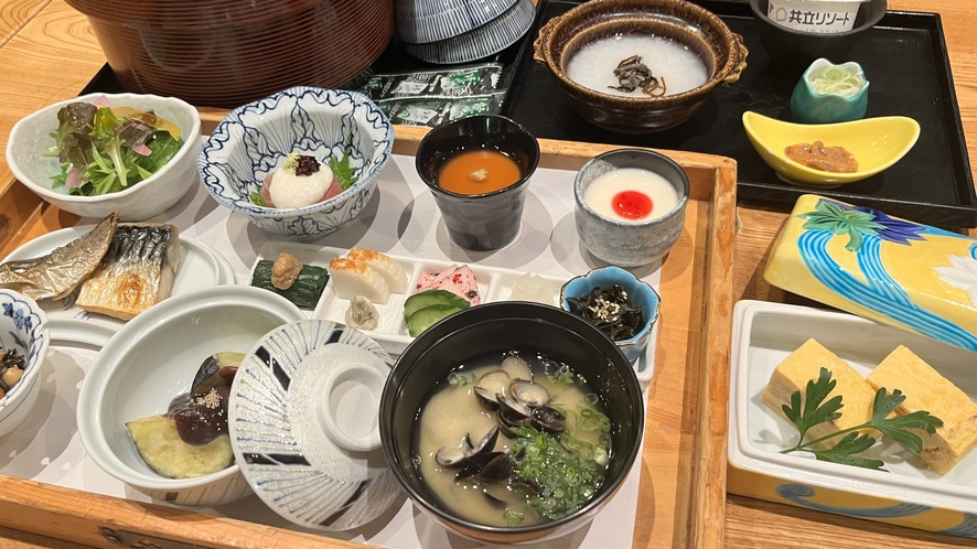 【朝食 和食】焼き魚や小鉢をお膳でご用意