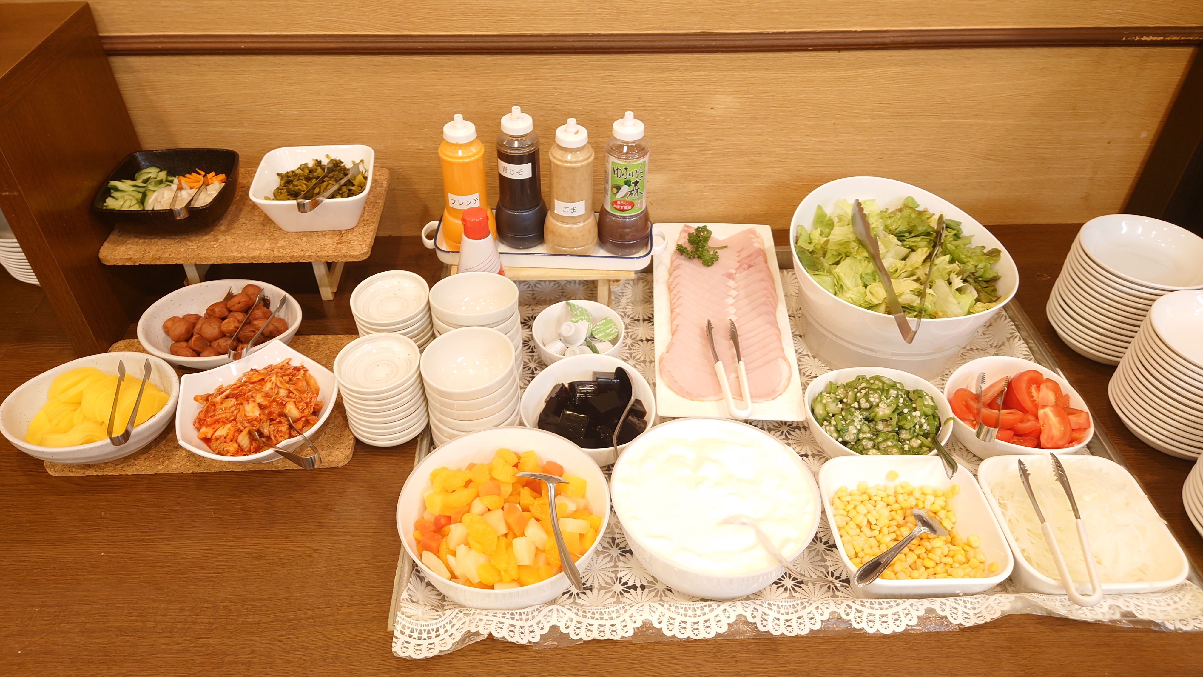 【無料】30品目以上の和洋朝食バイキング：サラダコーナー