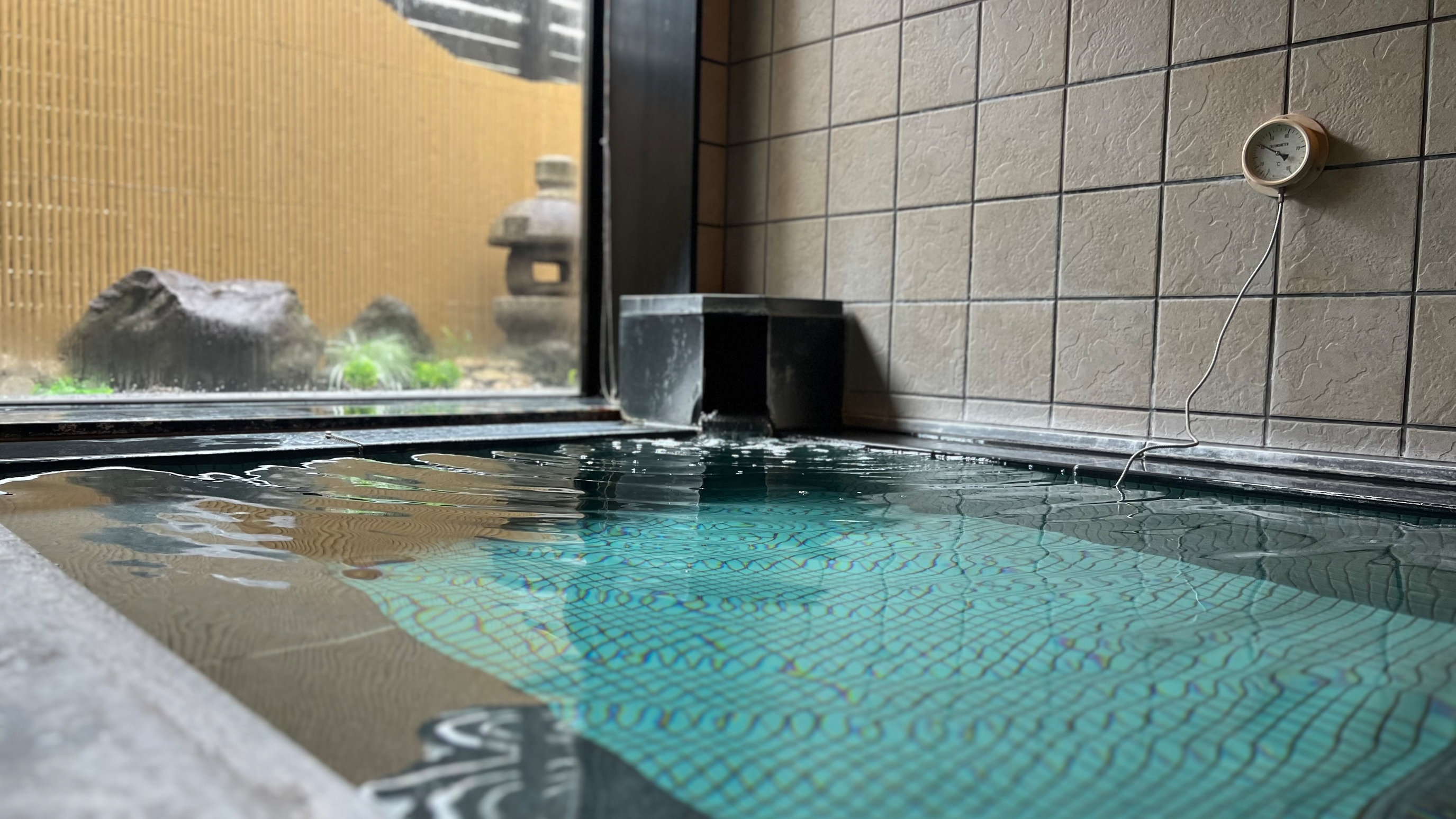 足をのばしてごゆっくりお寛ぎになり、1日の疲れをお取りください。