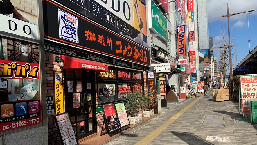 【道順⑦】道路に出ると左（千里中央方面）へ50ｍほど進んでください。※ダイコクドラックが目印