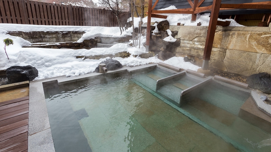 草津の冬景色は12月頃～3月頃まで。雪の露天風呂をお愉しみください。