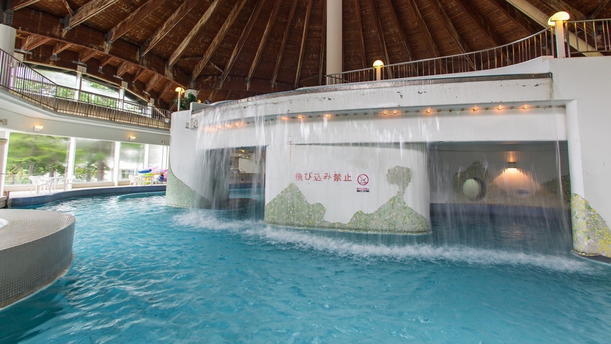 テルメテルメの室内プールは、水深115センチ・水温は30度前後で設定しております。