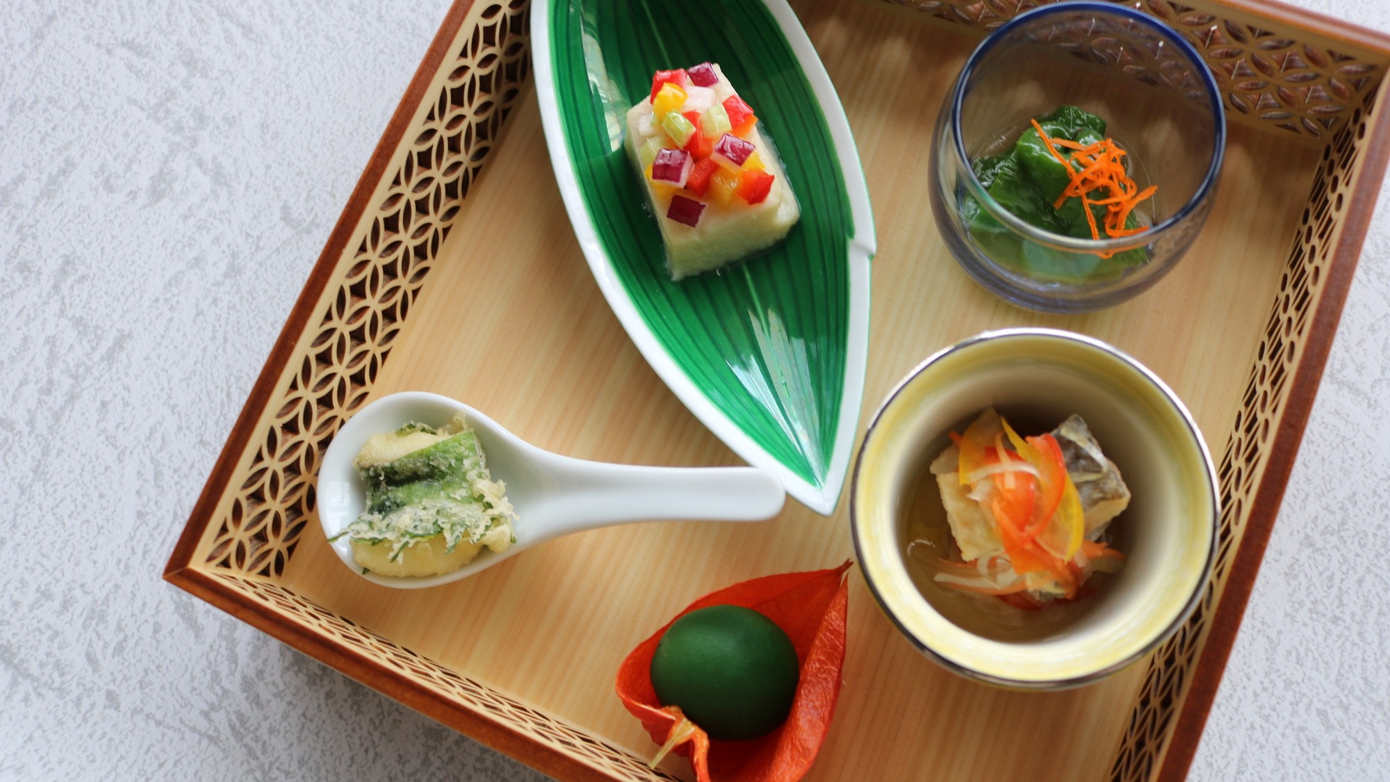 【和食コース】草津ゆばと枝豆すり流し　じゅん菜　おぼろ海老　金魚草　水山葵　べっ甲餡