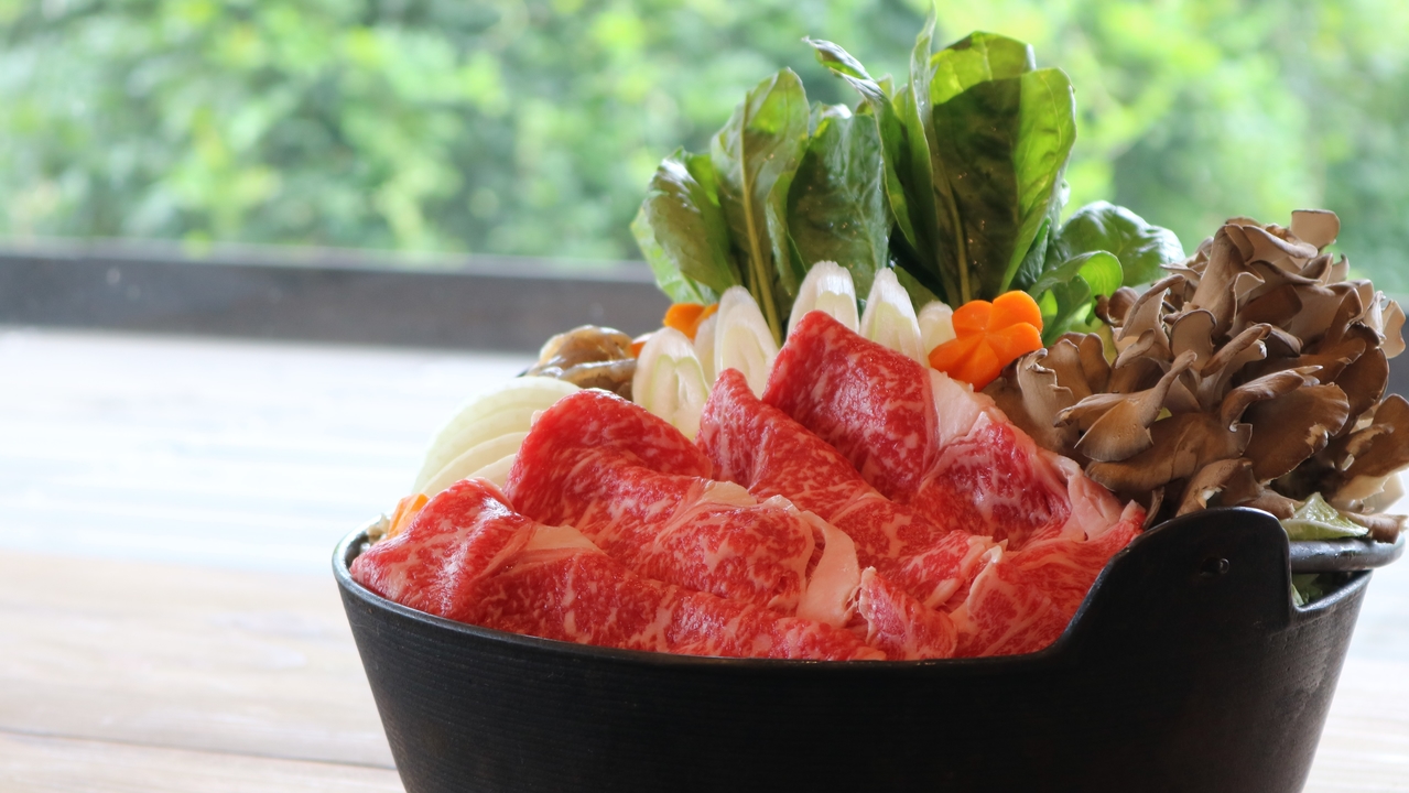 ホテルヴィレッジの夕食バイキングのすき焼き。牛肉と野菜が鍋に並ぶ
