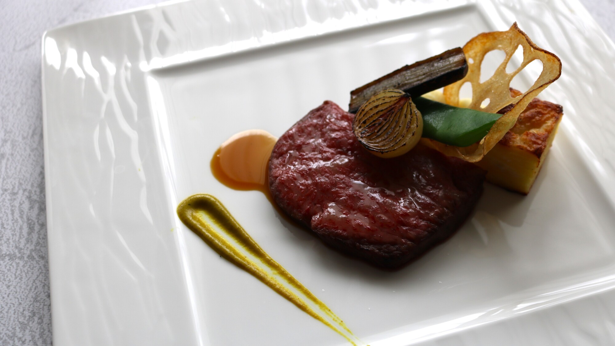 【フレンチコース】赤城牛の炙り　グリーンペッパーのポワブラードソース