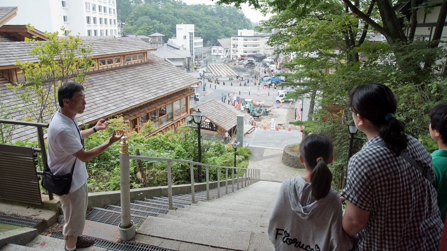 午前の温泉街散策は、草津の歴史や温泉、文化に触れる散策ツアーです。