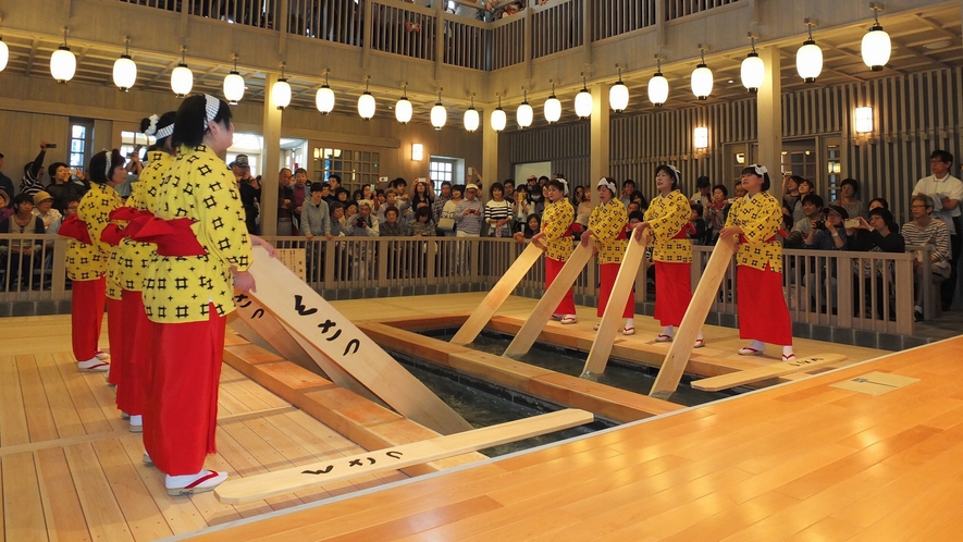 熱の湯『湯もみショー』（草津観光協会提供）