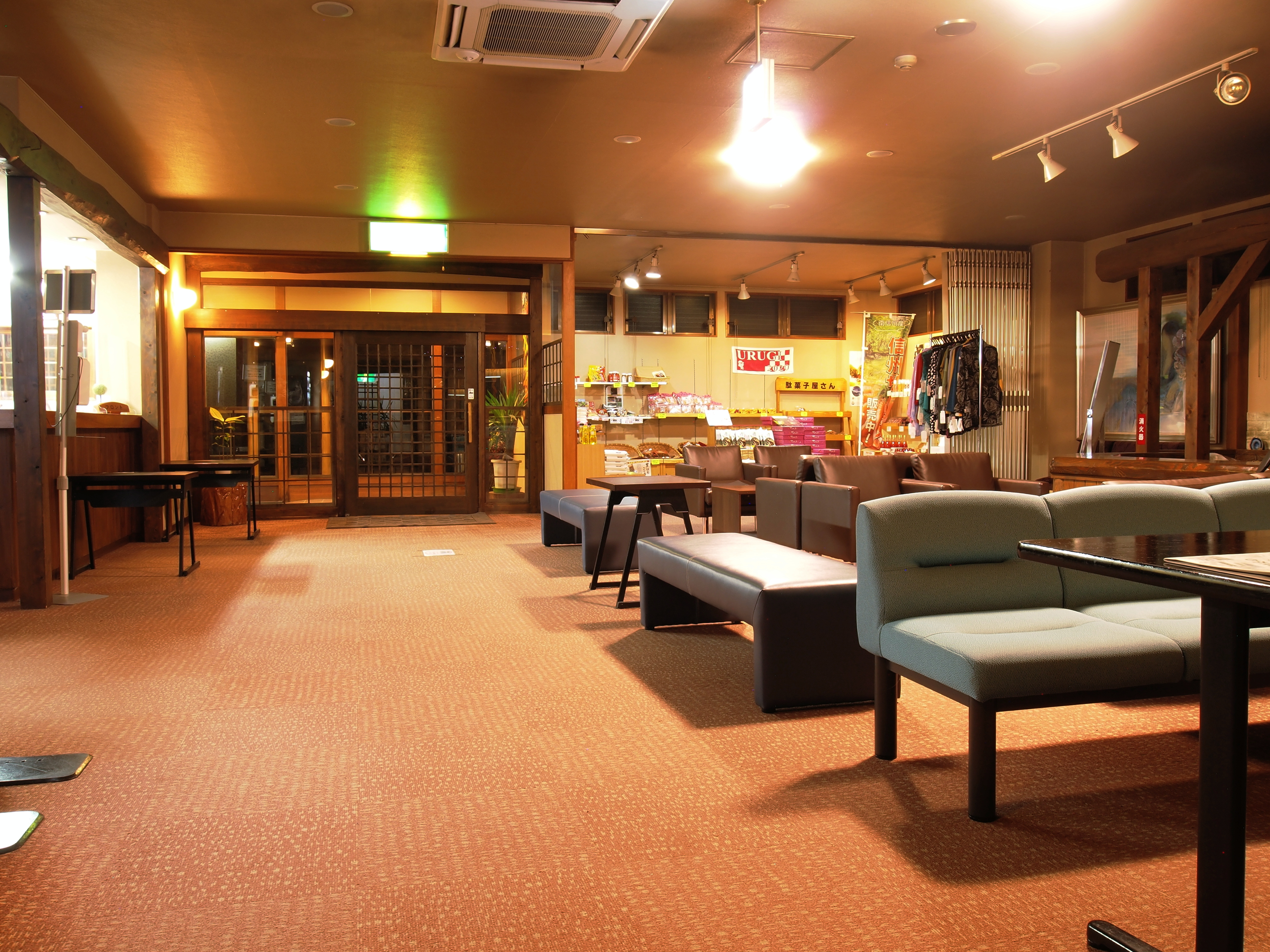 日本の伝統とモダンが融合した、穏やかなロビーでくつろぎの時をお過ごしいただけます。