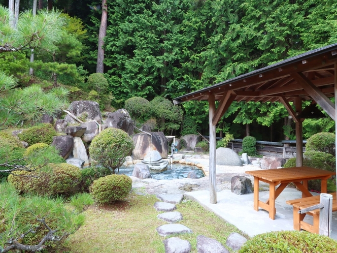 【温泉】女湯は手入れされた庭園風呂。四季折々の景色と星空をお楽しみいただけます。