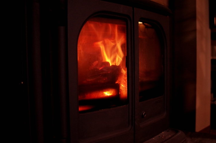 冬の寒さを暖かなぬくもりに変える薪ストーブ。暖炉の輝きと共にお楽しみください。