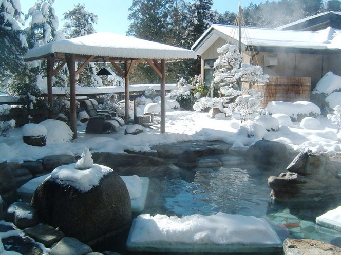 雪景色の露天風呂で、雪の美しさと温泉の温もりを楽しむ。雪国の幻想的なひとときをお過ごしください。