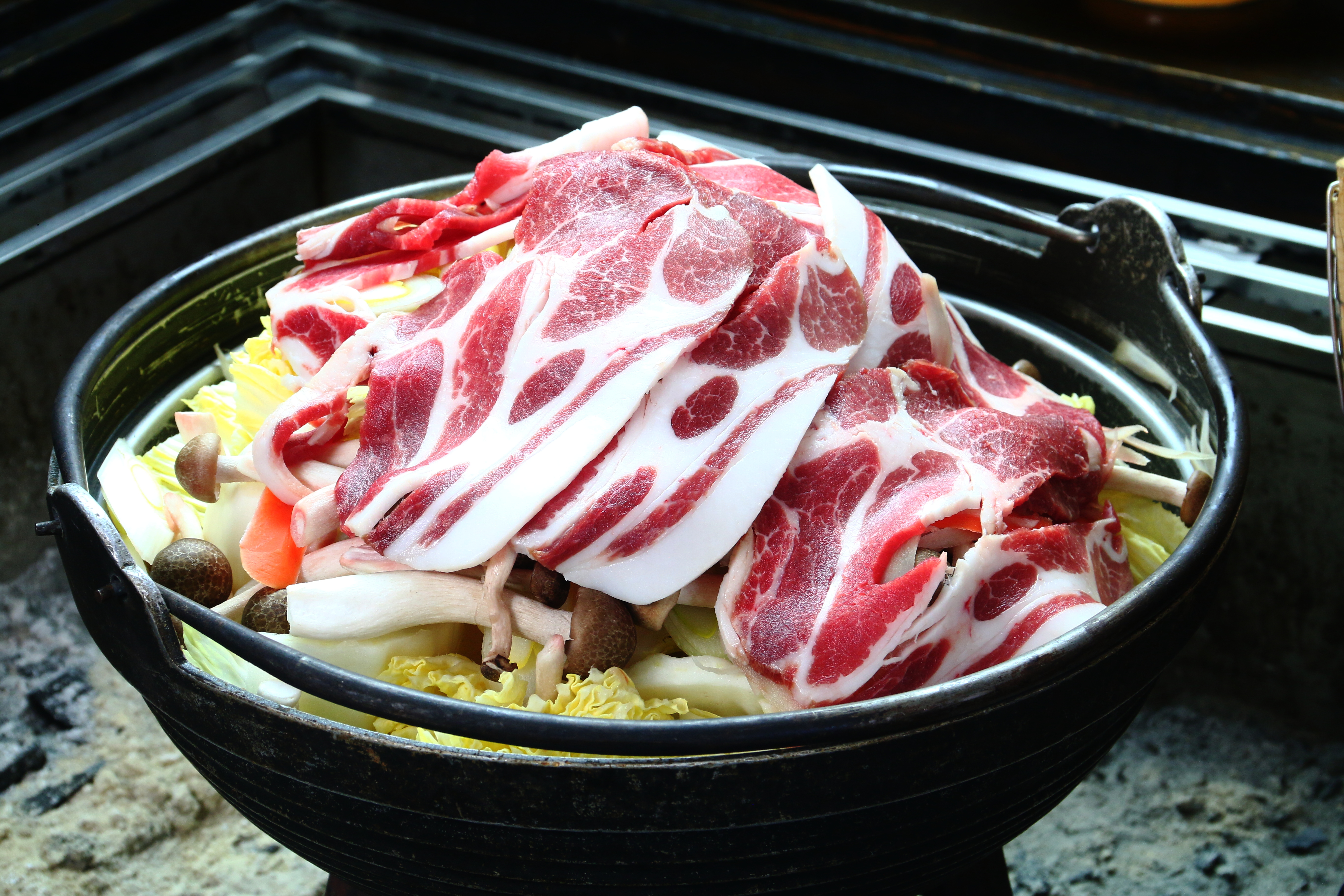 夕食「せいろ囲炉裏コース」当館一番人気のコースです。南信州の山の幸を炉端焼きとせいろ蒸しで。夕食「せ