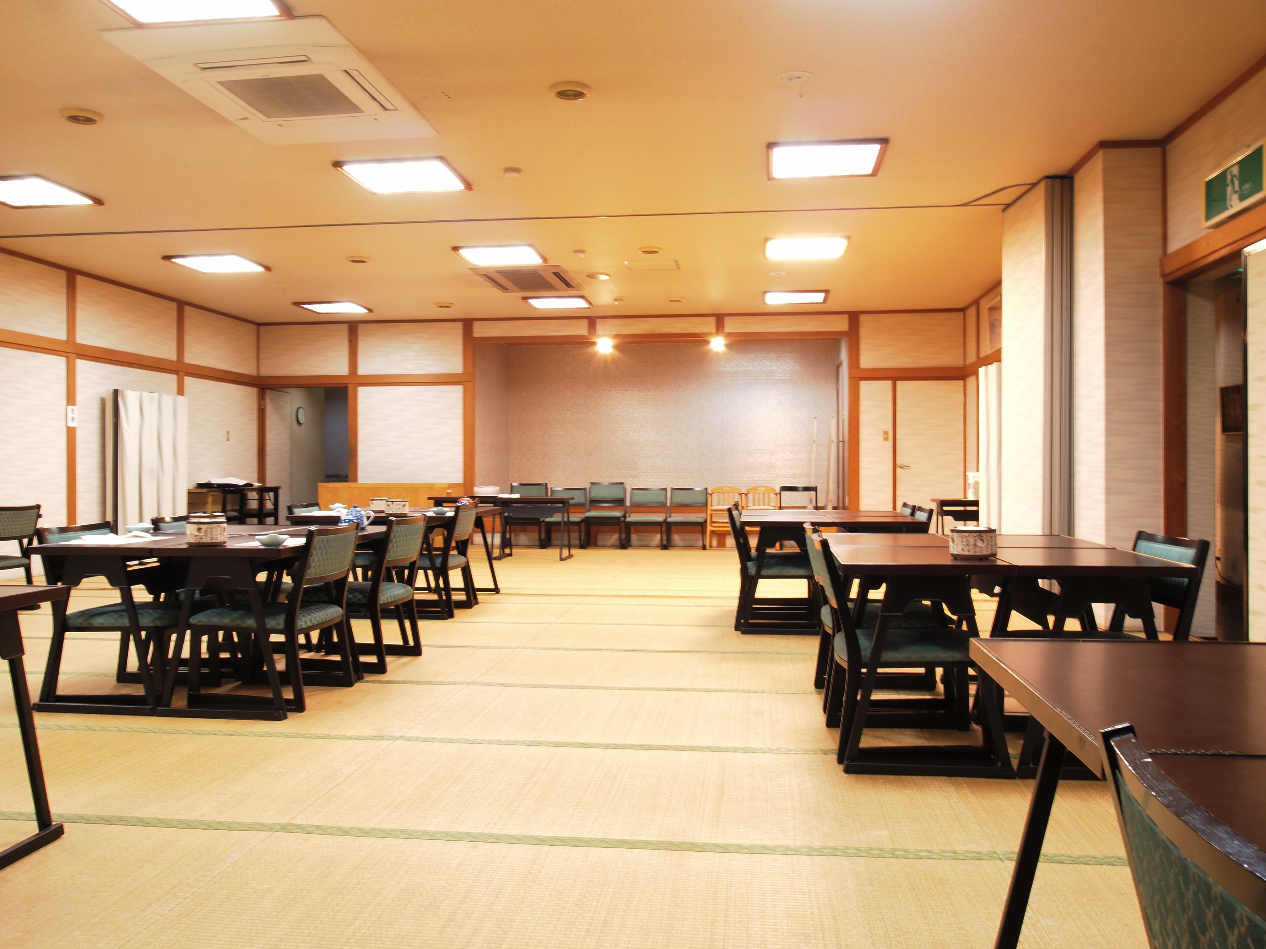 お食事処「天の川」。和室の贅沢な会席料理。伝統の味わい、心温まる食事をお楽しみください。