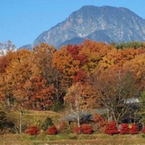 紅葉の『有明山』安曇野からの眺望