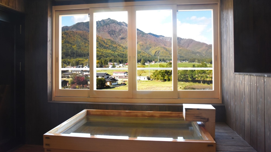開放感抜群の客室露天風呂からは、大町の里山風景が一望できます