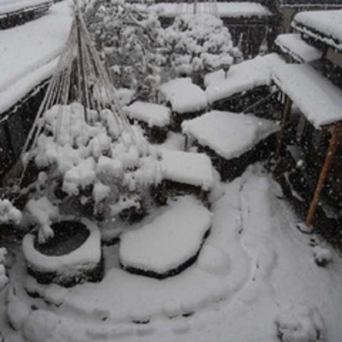 しんしんと降る雪。中庭の雪景色。
