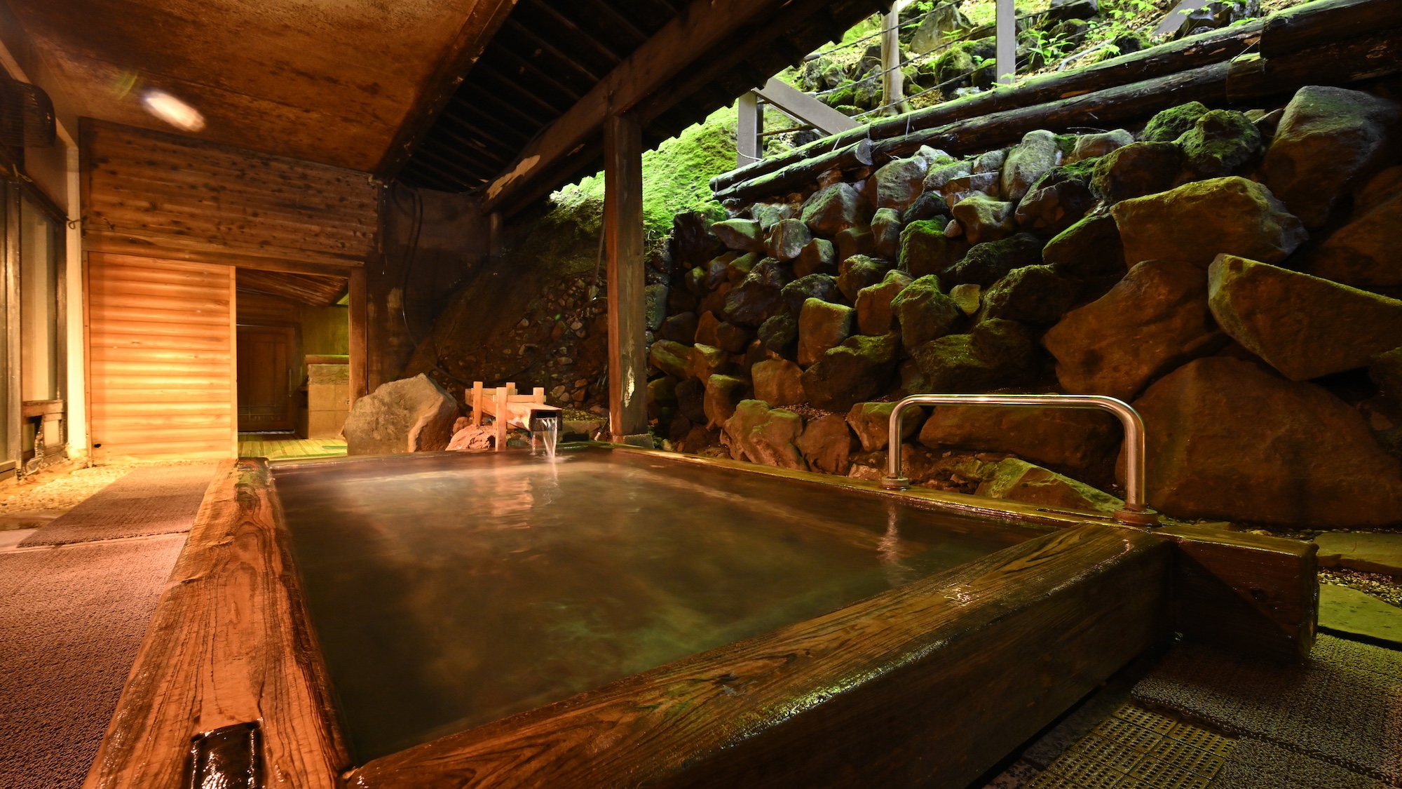 大浴場　白玉の湯　姫方浴場　■露天風呂　檜風呂　開放感溢れる檜風呂は当館の名所です。