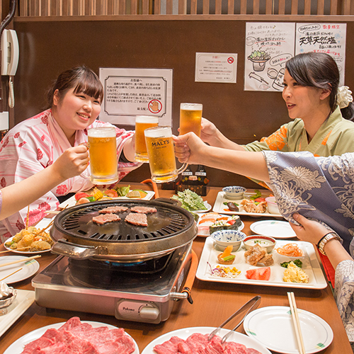 【夕食バイキング】料理を取ってきたら、まずは乾杯！