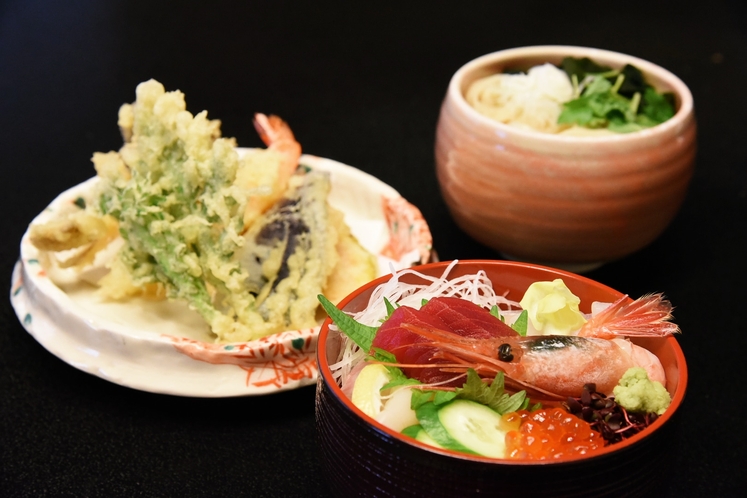 天ぷらうどんとミニ海鮮丼