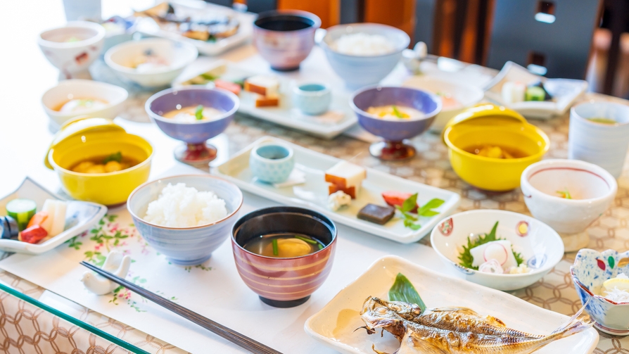 【1日1室限定】旅館の朝ごはんに舌鼓〜時間にしばられない温泉を堪能する大人の湯旅