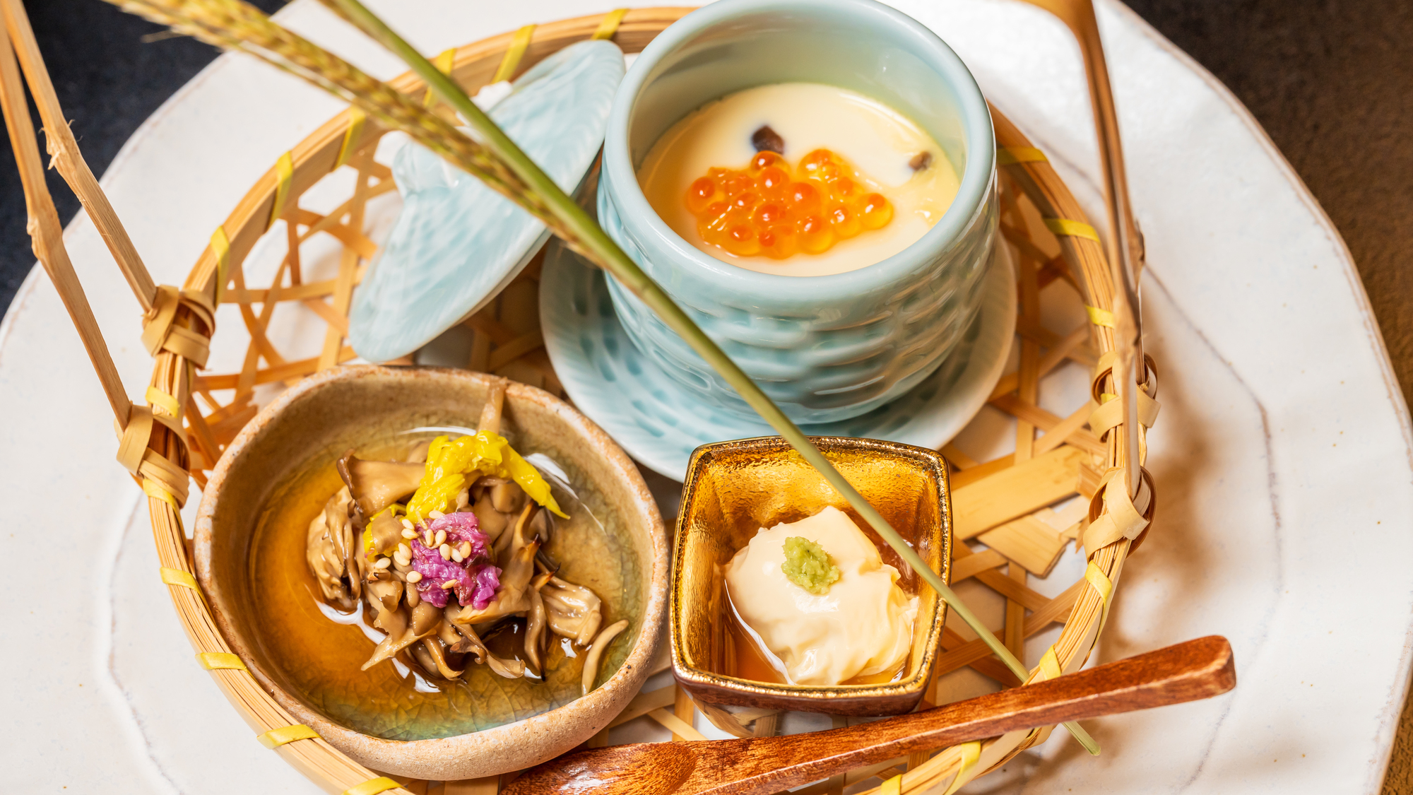 厳選した旬の食材は匠の技で 篭いっぱいに。 瑞月のご夕食最初の一品です。