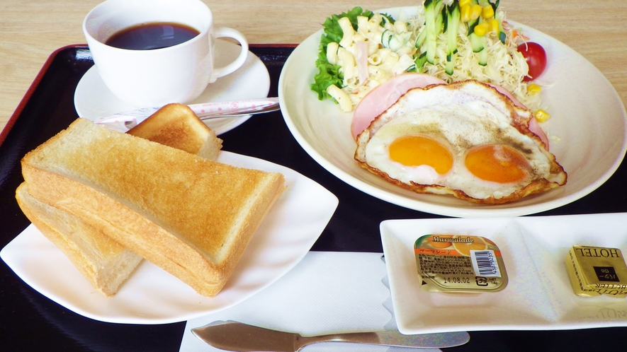 *【朝食例】卵・生野菜・パンと栄養バランスもばっちりです♪