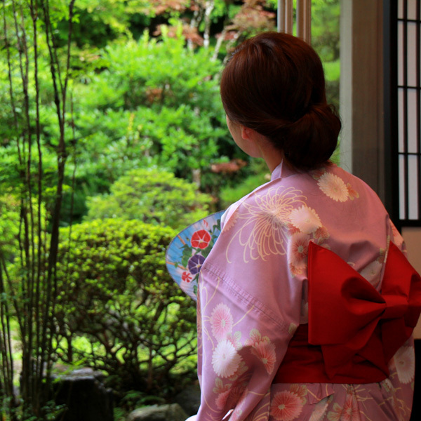 Bersantailah dan nikmati pemandangan halaman dalam...