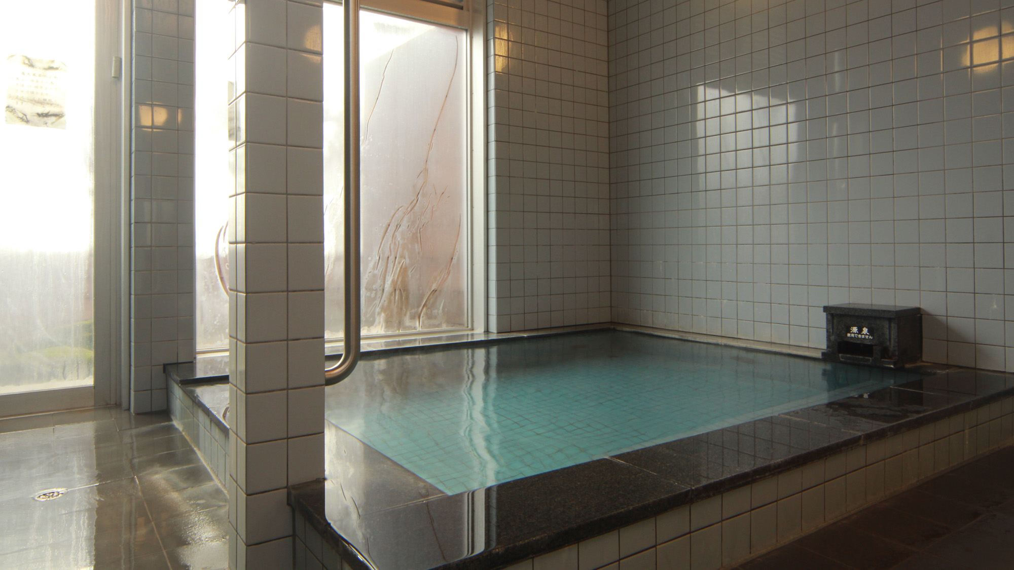 #開湯から280年以上経過する歴史ある湯田上温泉。内湯は24時間お好きな時にご利用ください＾＾ 