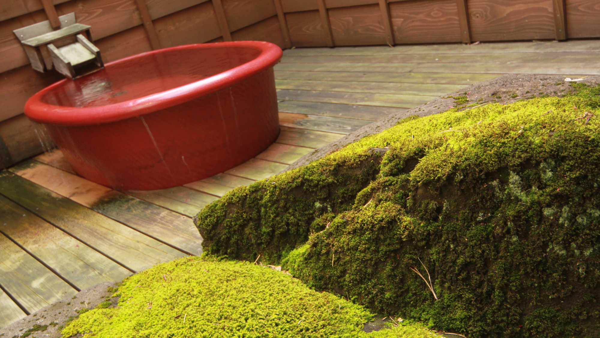 #日本の情緒ある小さくてかわいらしい露天風呂。