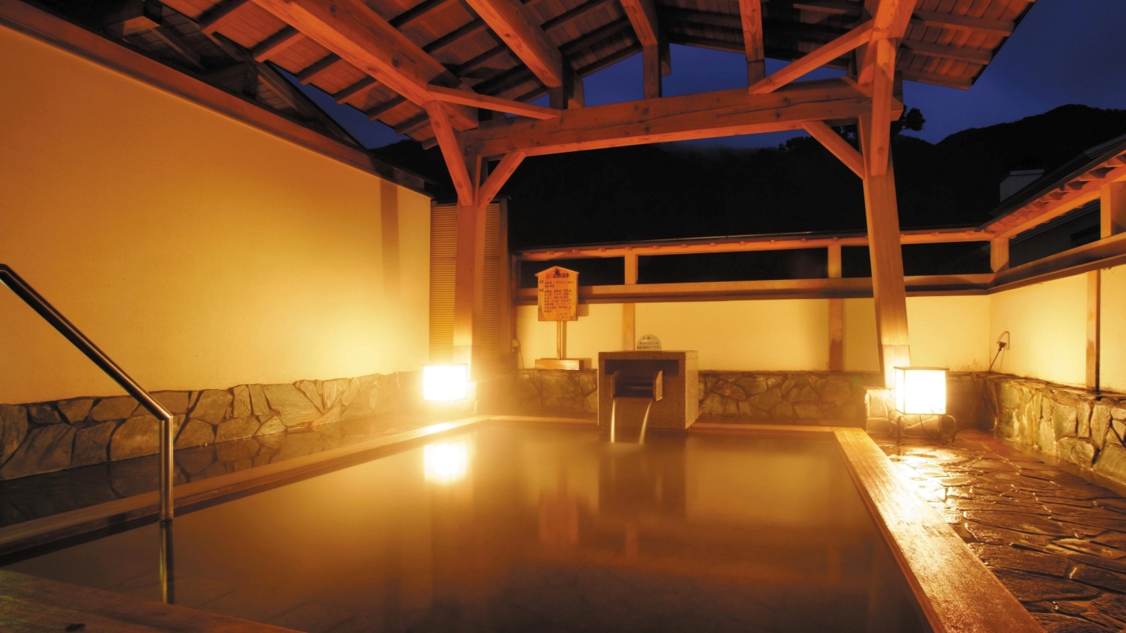 やさしい灯りに包まれて、弥彦山の夜景を望む贅沢なひととき。 男性用「月まくら」、女性用「星まくら」と名づけられた展望露天風呂では、静寂の中に心解き放たれる癒しの湯浴みをお楽しみいただけます。