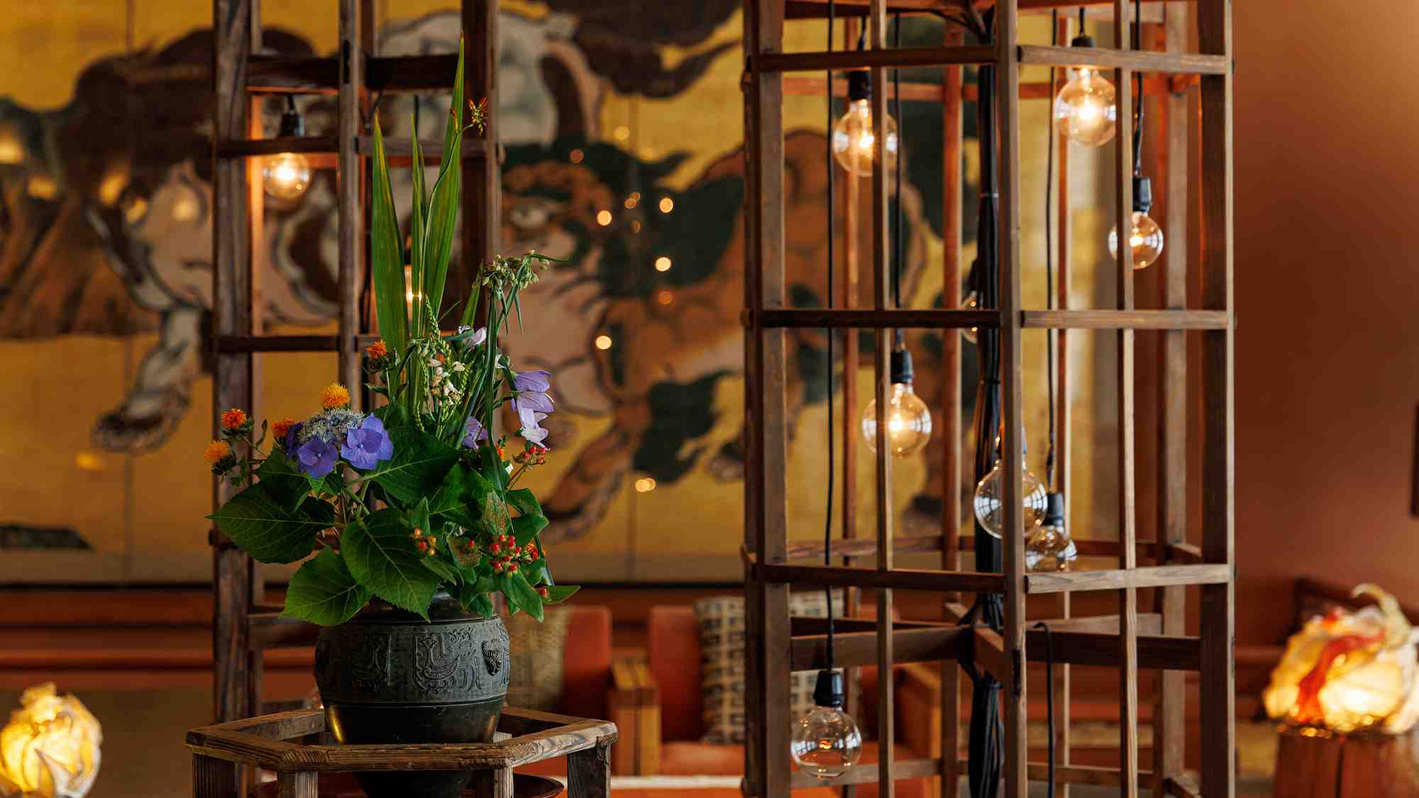 季節の野花をあしらい、お出迎えしております