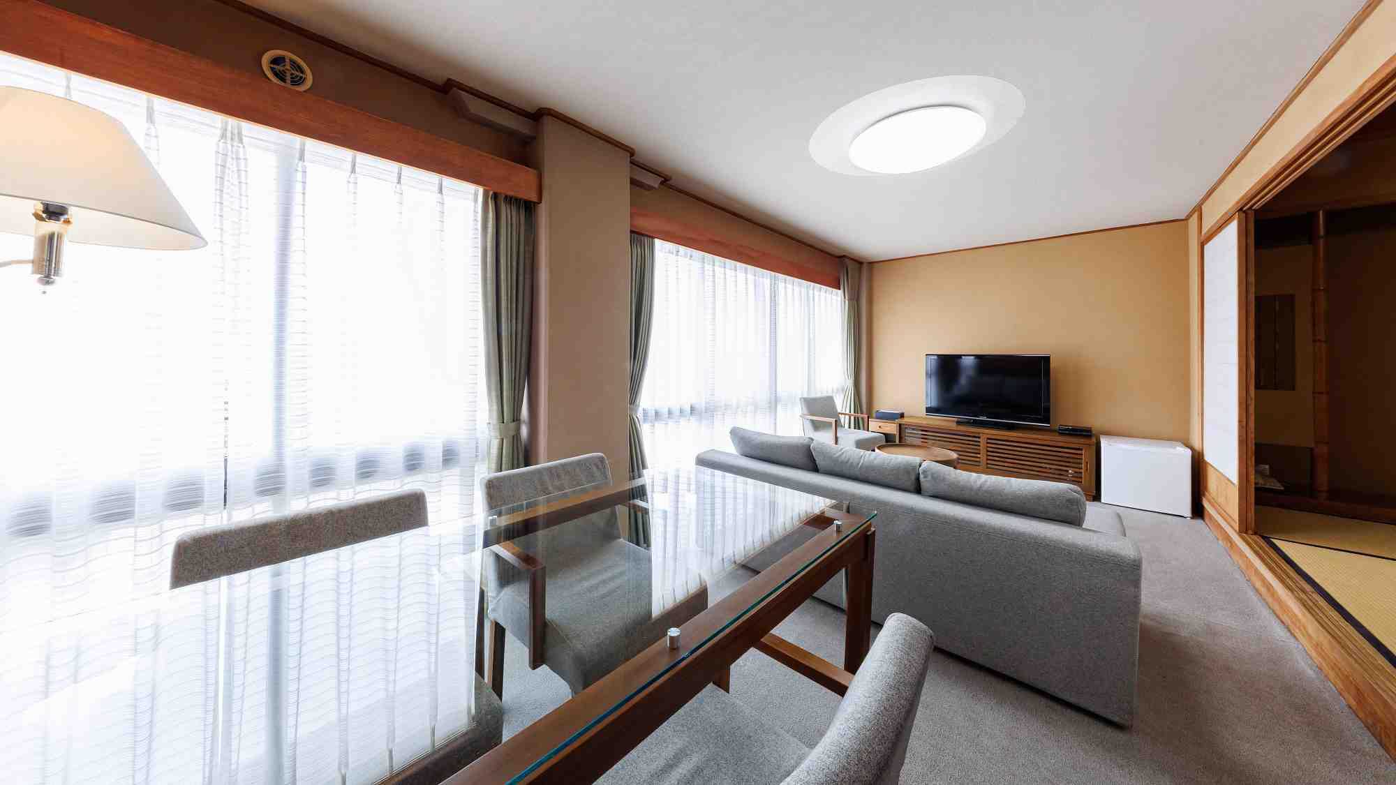 8畳＋リビング付｜テーブルで本を読んだり、様々な過ごし方でおくつろぎください