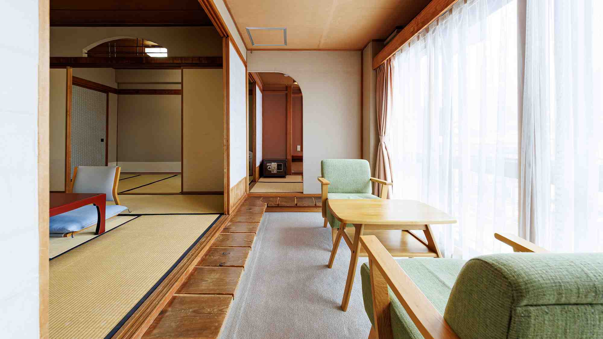 和室10畳＋4畳｜10畳の和室と日当たりのよい広縁