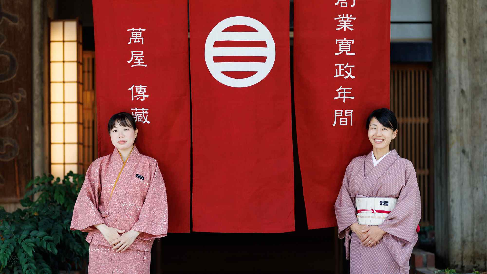 赤い暖簾がシンボルのエントランス