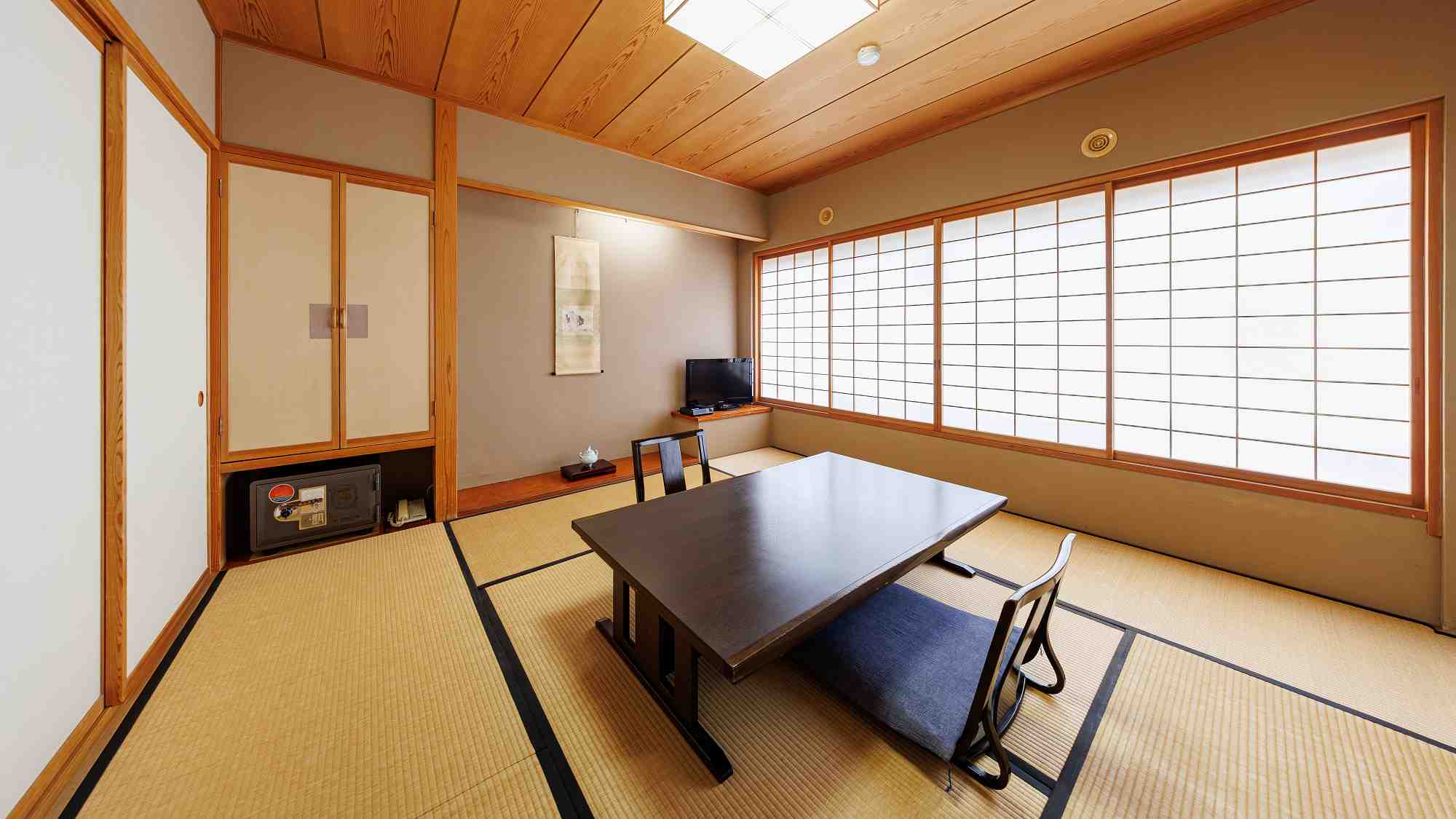 和洋室｜ベッドルームと和室8畳、2間の客室