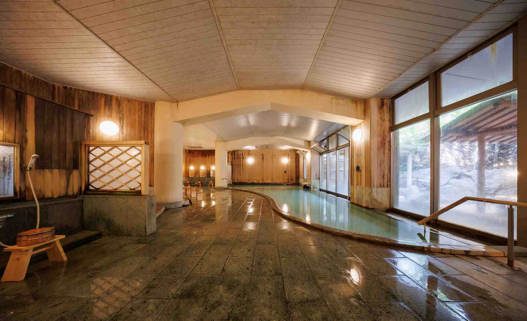 東雲風呂｜設備の充実した近代調のお風呂。内湯は二つの温度が異なる湯船がございます。