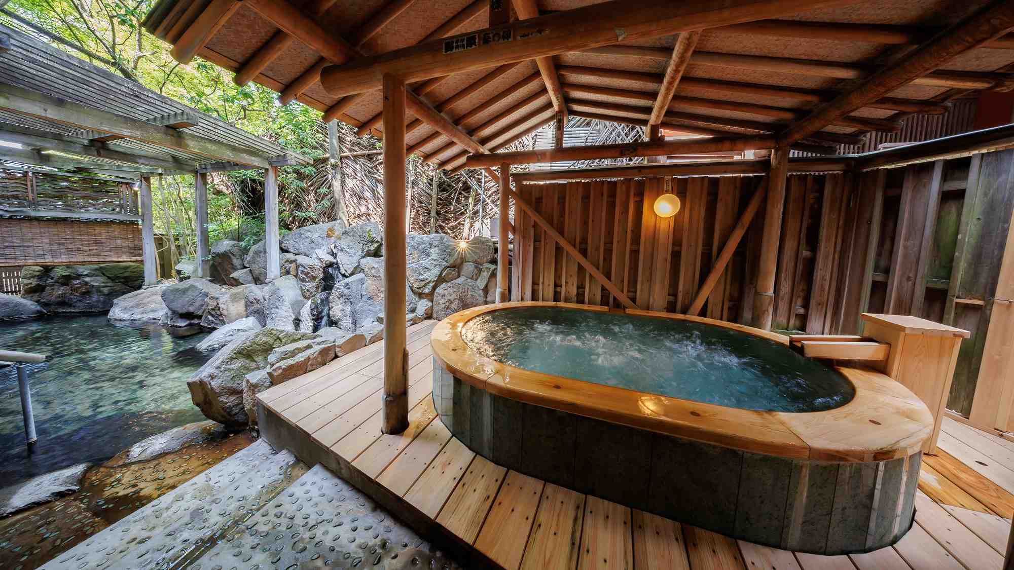 東雲風呂｜露天風呂併設のジャグジーバス