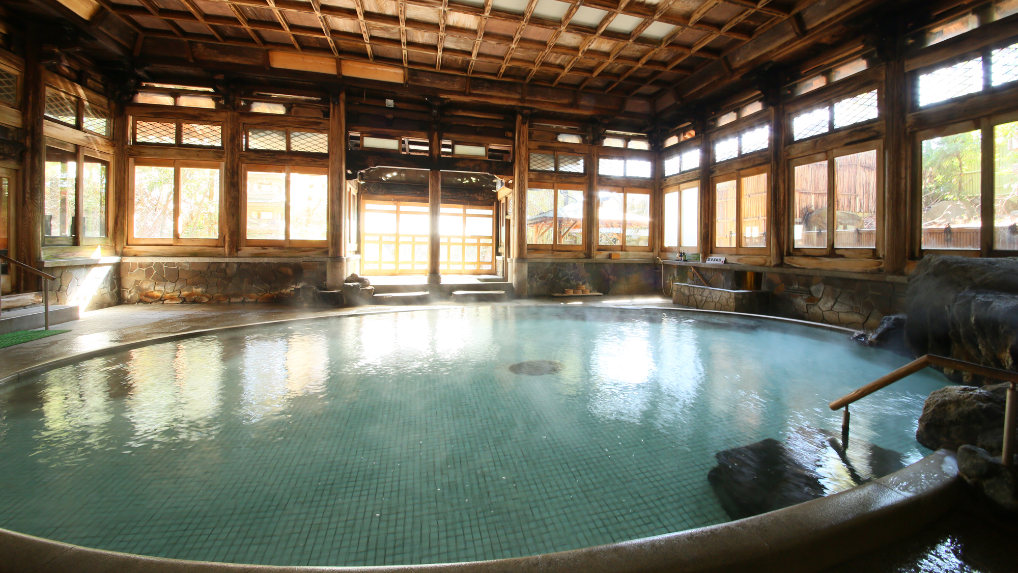 【桃山風呂】日本を代表する大浴殿・登録有形文化財。温泉蒸し風呂も併設されております。