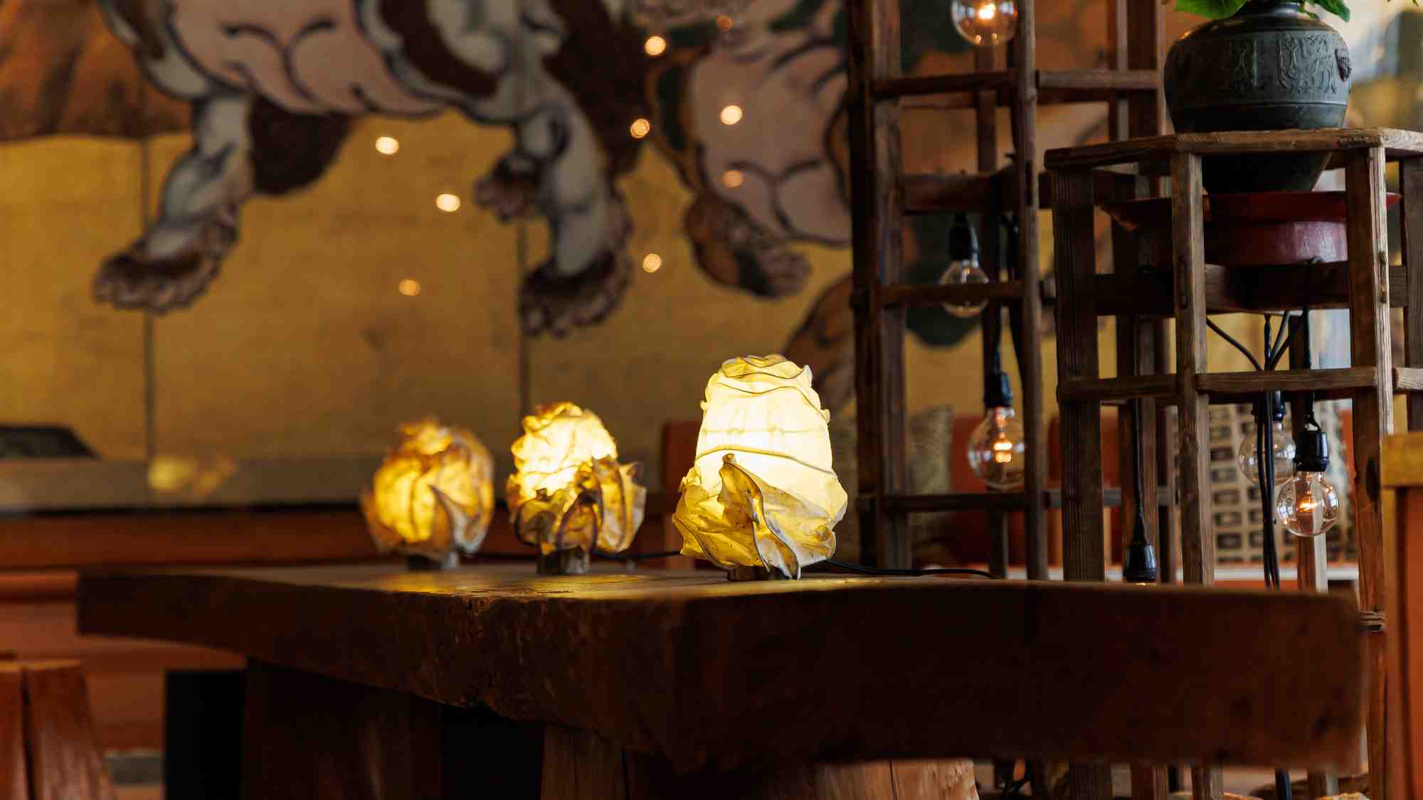 幻想的な和紙のアートランプが館内を彩ります