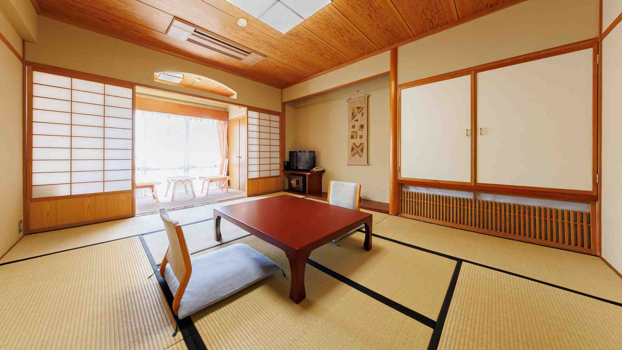 10畳｜南向きの窓から暖かい日が差しこみます