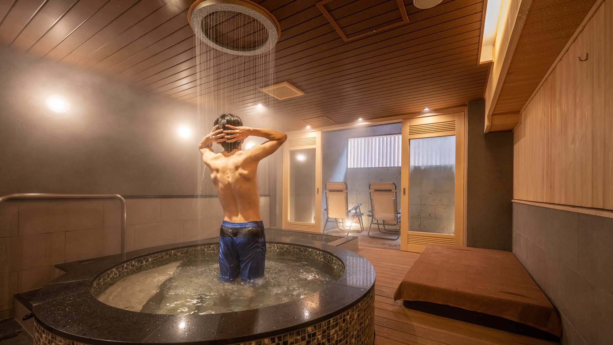 【プライベートSPA「梵」】水風呂の天井にはリング型のシャワー付き